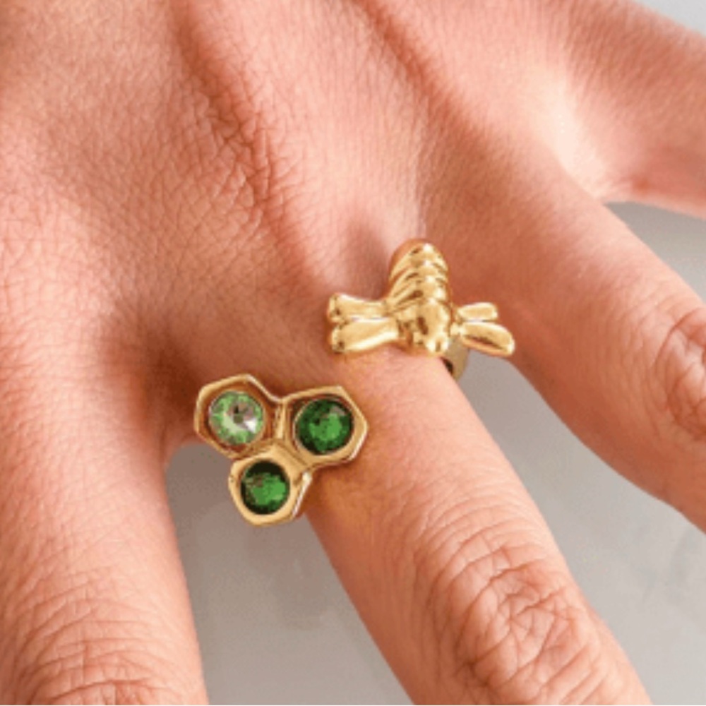 Uno de 50 Gold bee Ring